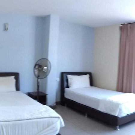 Oyo 90021 Star View Hotel Kampong Batu Tiga Екстер'єр фото