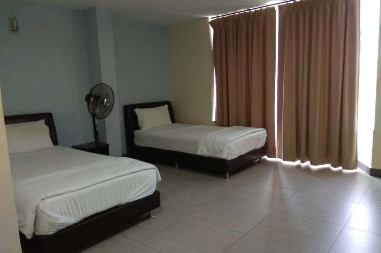Oyo 90021 Star View Hotel Kampong Batu Tiga Екстер'єр фото